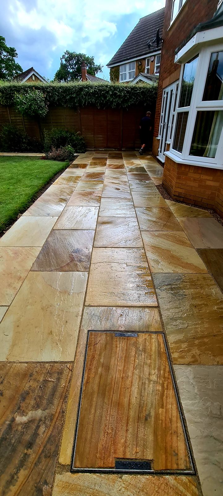Mixed tone Indian stone patio in front of a bay window